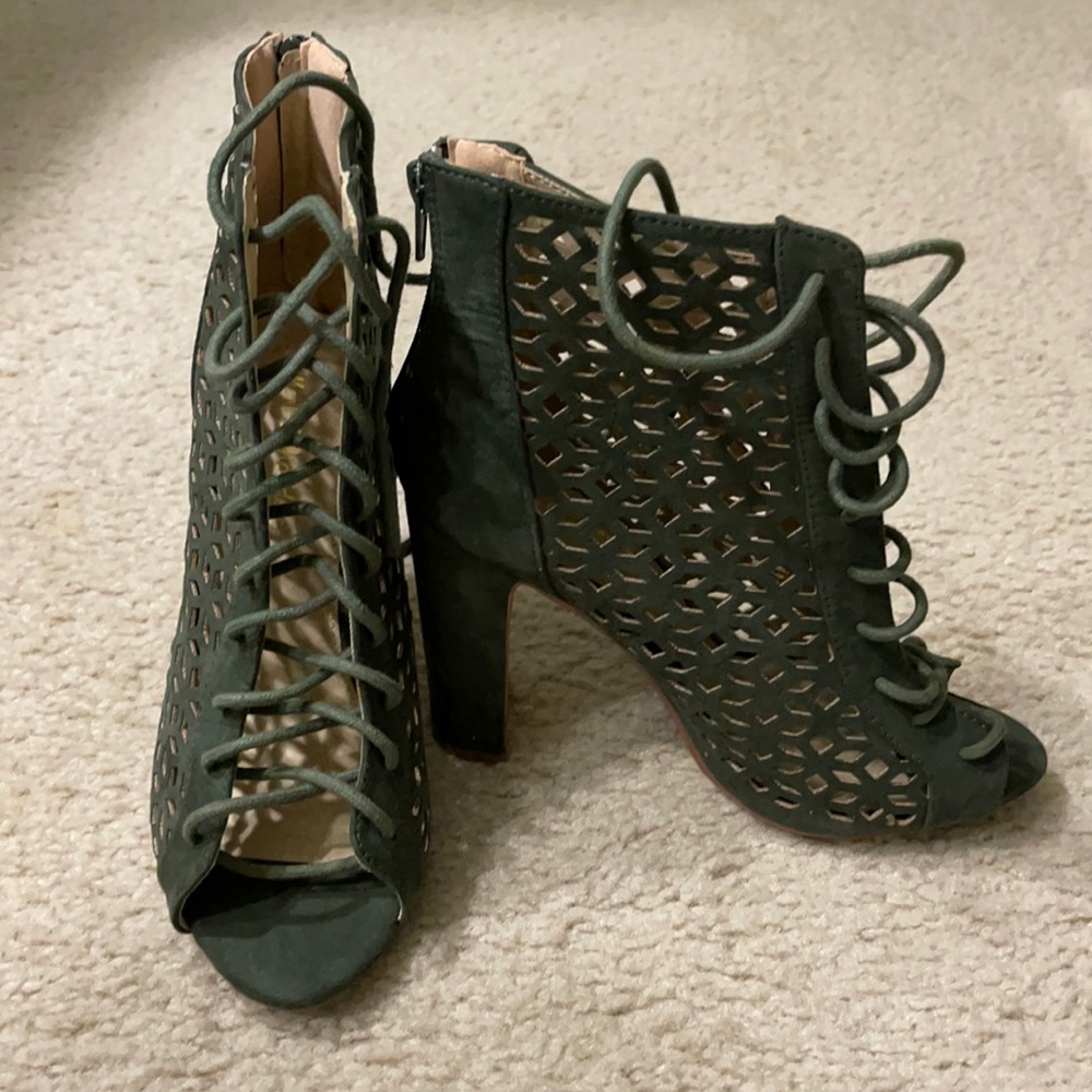 Women's lace up bootie